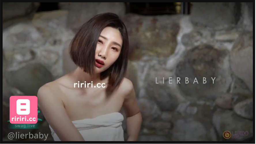 Nữ phục vụ vui vẻ ở suối nước nóng
